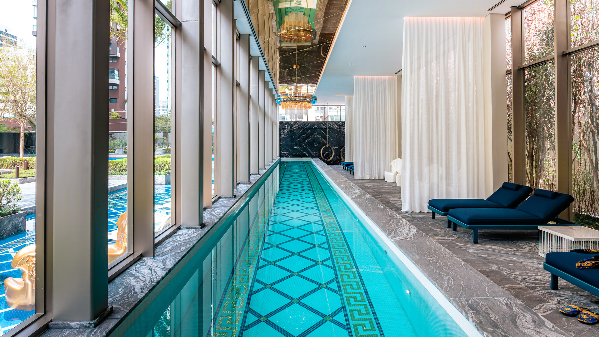 Piscina coberta aquecida do Villa Versace Moema — lazer exclusivo disponível em qualquer estação