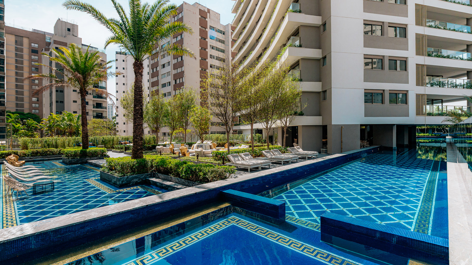 Piscina descoberta do Villa Versace Moema — área externa com solarium e vista privilegiada