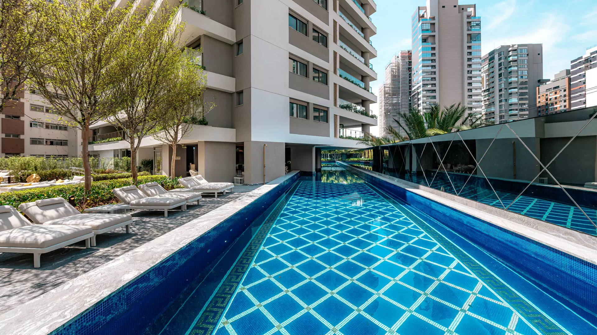 Piscina descoberta do Villa Versace Moema — área de lazer exclusiva com acabamento premium