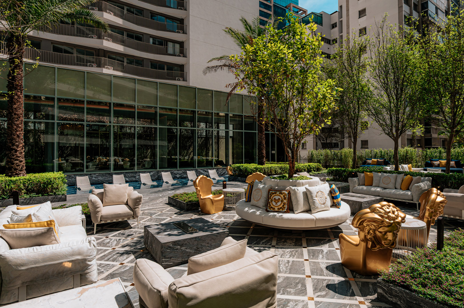 Praça central do Villa Versace Moema — jardins e áreas verdes no coração do empreendimento