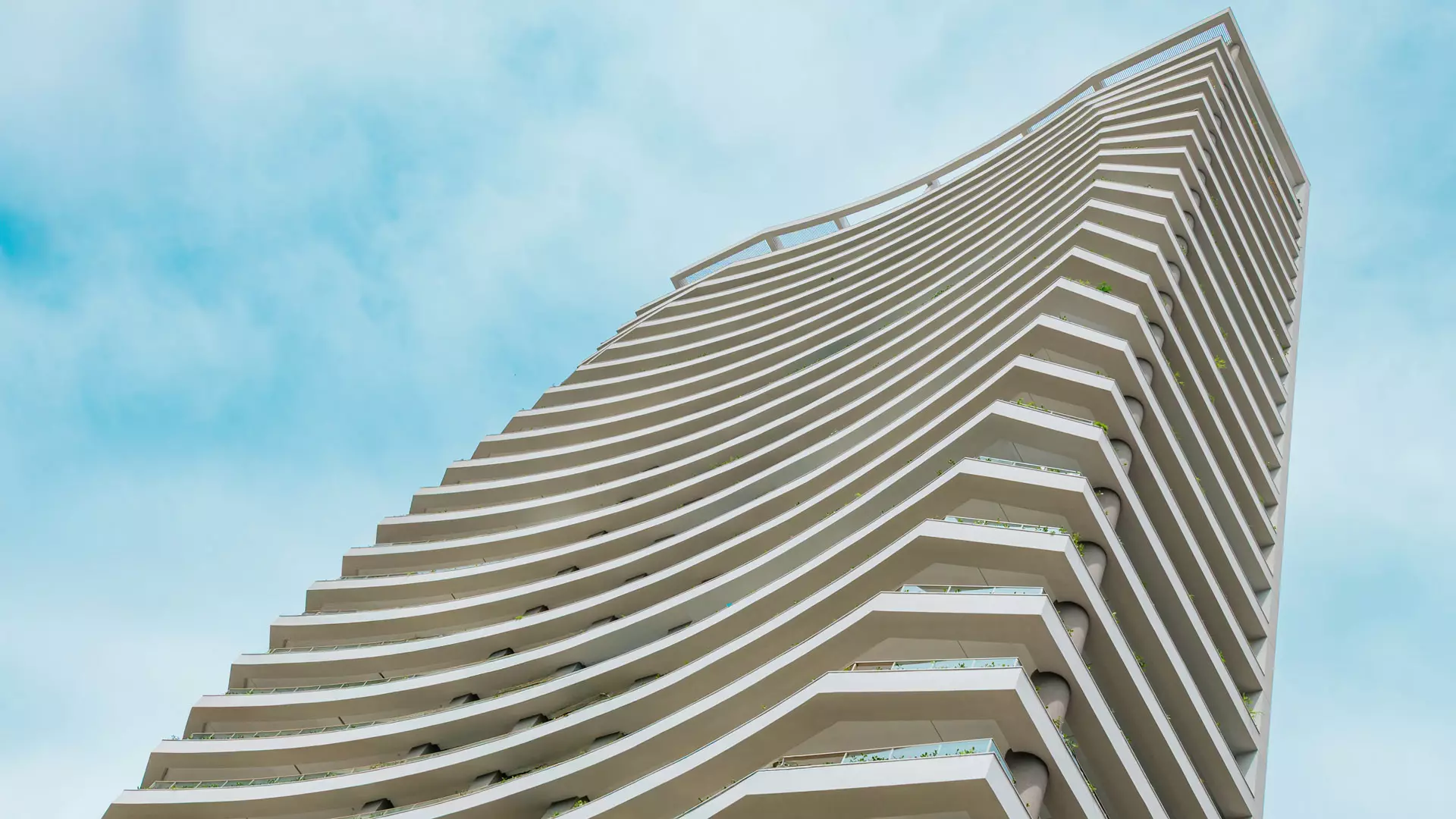 Detalhe da fachada do Villa Milano Versace Moema — acabamento premium com assinatura Versace Home em Moema, São Paulo