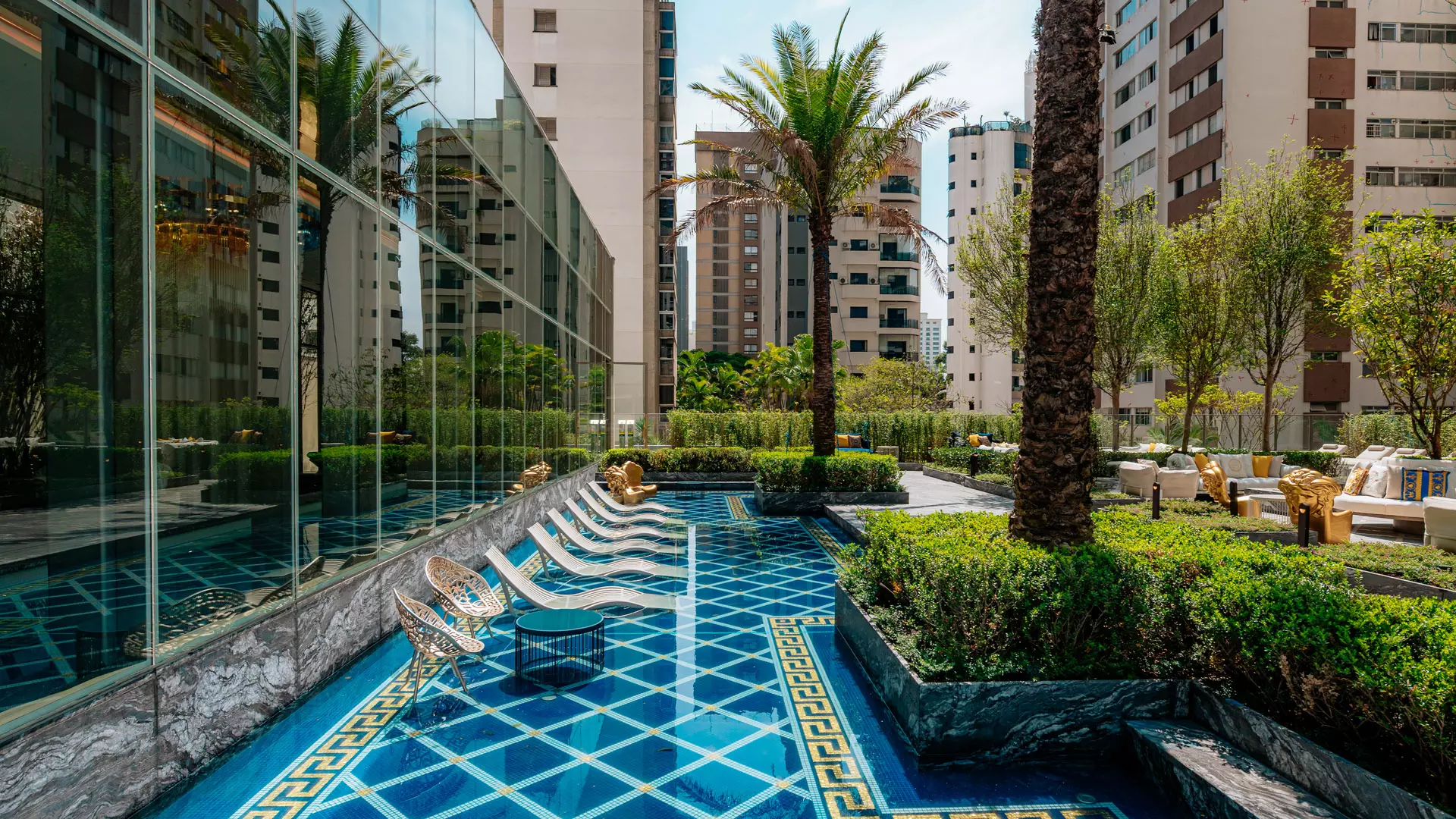 Solarium do Villa Versace Moema — espaço ao ar livre com vista panorâmica de São Paulo